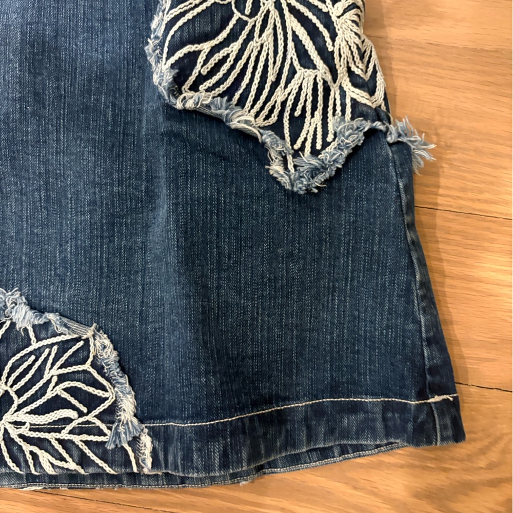 ❌SOLD OUT ❌Maeve Denim Mini Skirt with White Floral Appliqué size medium - Picture 3 of 9
